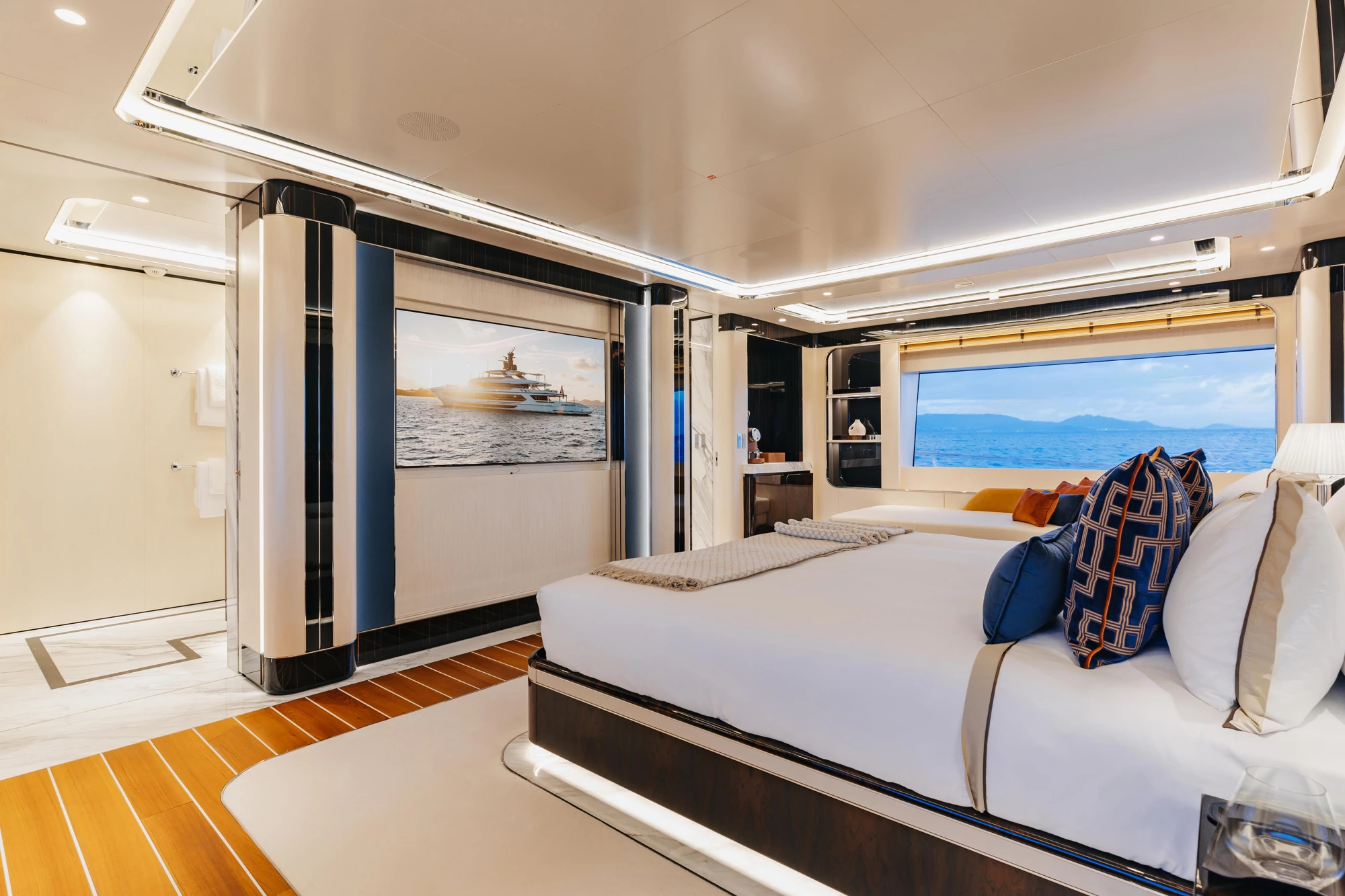 DAYBREAK full-beam master suite