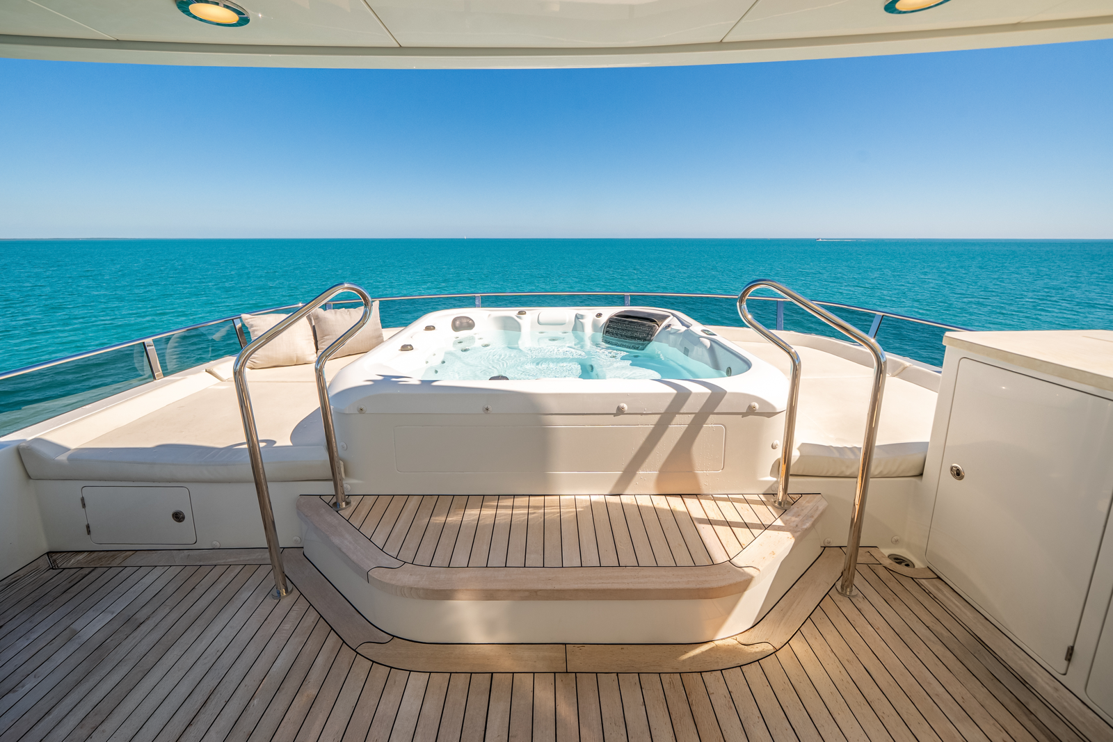 DREAMS sundeck Jacuzzi with sun pads