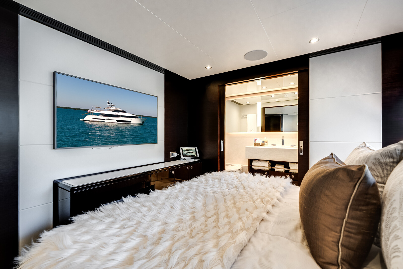 Full-beam VIP stateroom aboard DREAMS 120' Ocean Alexander